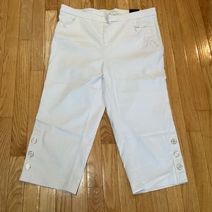 AVENUE Super stretch pull on Capri pants, cream & silver buttons on leg size 16